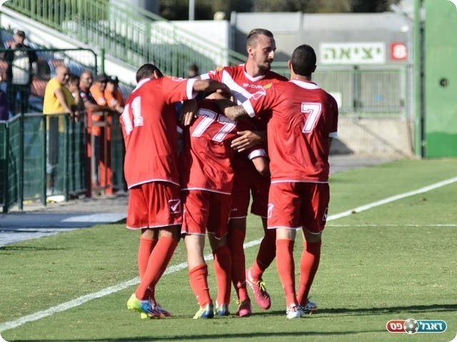 חוגגים את השער העצמי של ג'אן. שחקני נצרת עילית (ארנון לוי)